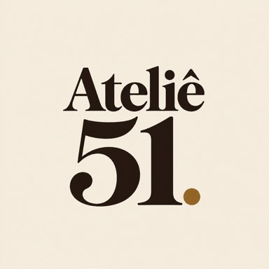 Assinatura compacta do Ateliê 51: a palavra Ateliê sobre o número 51, com o ponto em ocre.